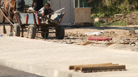 Терор над скърбящи: Роми строят къщи от надгробни камъни, гърмят маанета от сутрин до вечер