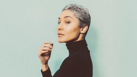 Елегантна визия дори със сива коса 