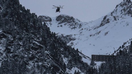 Трима души загинаха и още четирима са ранени при падане на две лавини във Френските Алпи