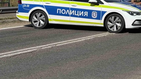 Челен удар между две коли на пътя за Елена, шофьор е пострадал