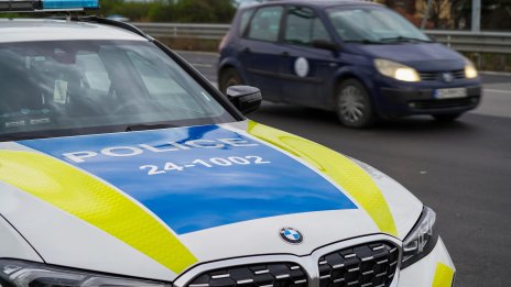 Бременна започна да ражда в задръстване, полицаи я ескортираха до болницата
