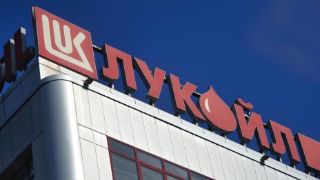 Агенти на ДАНС са нахлули в рафинерията на "Лукойл" в Бургас и в офисите на компанията в София