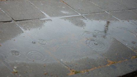 Дъждът спира утре постепенно, ще бъде хладно