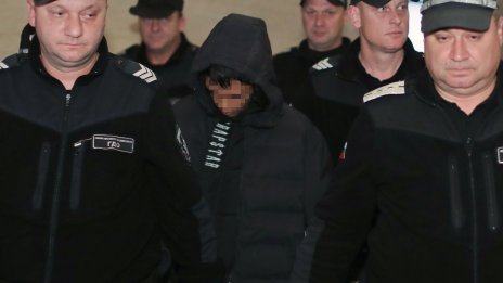 На 15-годишния, намушкал свой връстник в мол, му прилоша, откараха го с линейка от съда