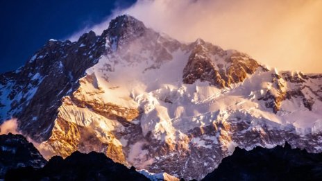 Лавина уби седем катерачи в Хималаите