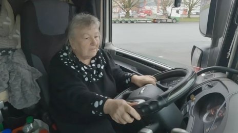 75-годишната Роса, която можеше да е пенсионер, но продължава да кара камион 