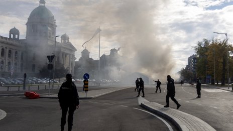 Стрелба и пожар пред парламента в Белград