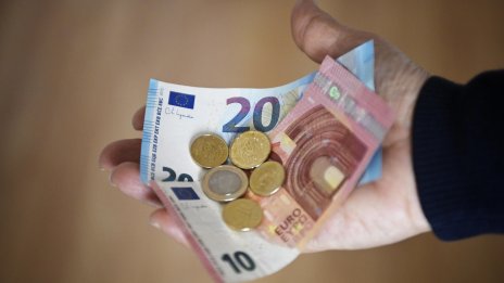 Закопчаха двама служители на НАП за рекет в Черноморец