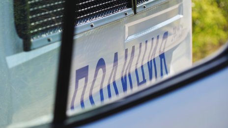 Мъж, нанесъл побой над жена си, наби и полицай