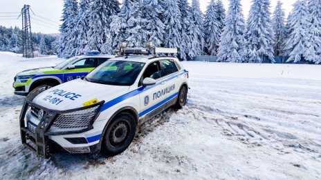 Отвориха пътя към хижа "Петрохан", сградата още е под охрана 