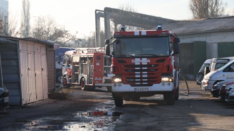Пожар е избухнал в изоставена постройка в Русе