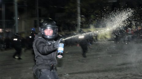 В кадър: Има задържани за погрома край централата на ДПС