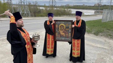 Свещеници бранят Русия от украински дронове с... икони 