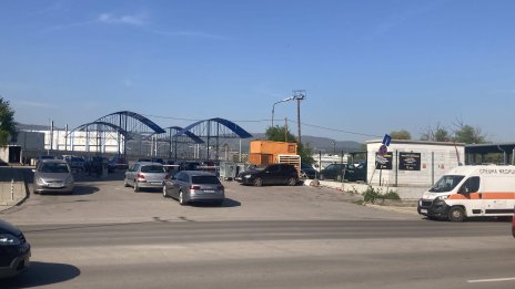 Работник се барикадира в гараж "Земляне"