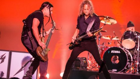 Кърк Хамет от Metallica падна от сцената по време на концерт