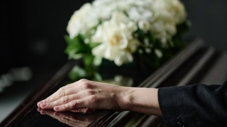 Жена си организира погребение на 80-ия юбилей, за да... не пропусне нищо (ВИДЕО)