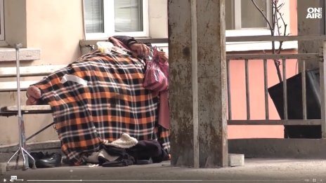 След два дни на пейката пред спешното във Враца: Бездомен мъж е приет за лечение