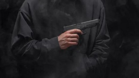 Дете на две години застреля майка си с пистолета на баща си