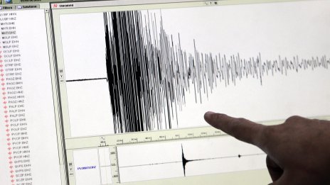 Земетресение с магнитуд 5,5 разтърси Турция и изкара хората по улиците