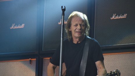 Китаристът на AC/DC Стиви Йънг е в болница в Буенос Айрес