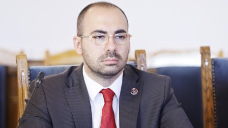 МЕЧ застава за служебен премиер зад "по-отдалечения" Андрей Гюров 