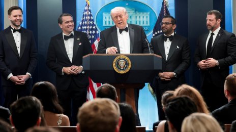 Хаос на вечеря във Вашингтон: Евакуираха Тръмп и Мелания, агент на Сикрет сървис е ранен СНИМКИ