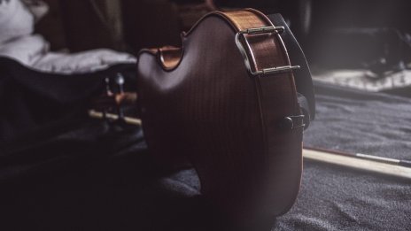 Недекларирани цигулки задържаха митничари на Летище София