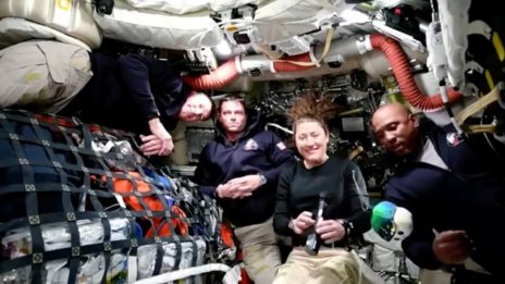 Астронавтите на NASA спят с глава надолу, превръщат капсулата в свой дом ВИДЕО