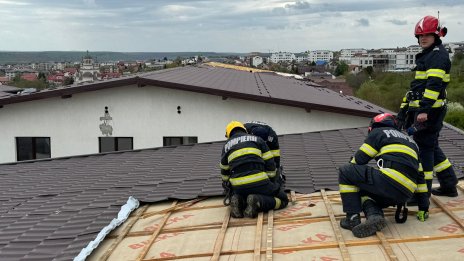 Един човек загина при бурен вятър, причинил щети и аварии в Румъния