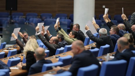 Парламентът гласува вота на недоверие към правителството днес
