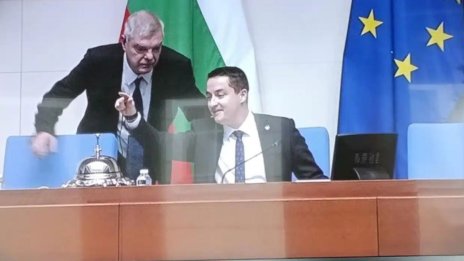 Божанков се шегува от трибуната на НС, седна на председателското място