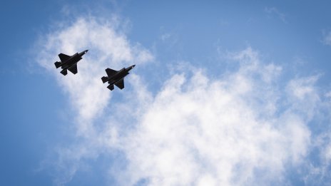 Защо всички военни самолети са сиви?