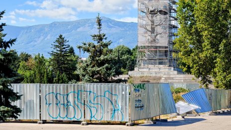 Разбиха оградата на Паметника на съветската армия