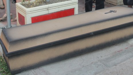 Новатор: Мъж транспортира дрога в... ковчег