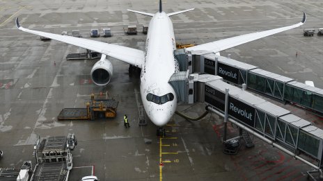 Авиокомпании от цял свят вдигат цените на билетите заради цената на керосина