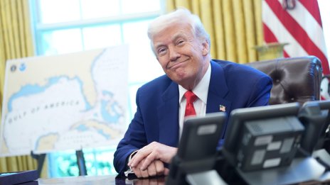Тръмп "поправи" US душовете, за да се грижи за "красивата си коса"