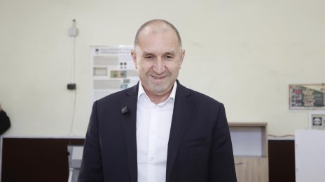 Радев гласува за първи път без съпругата си: Най-важното е да съставим редовно правителство