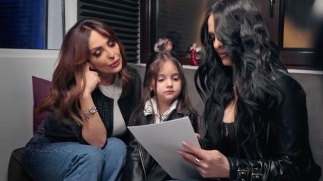 Внучката на Глория пропя ВИДЕО