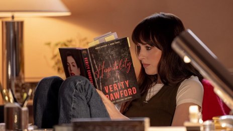 Ан Хатауей и Дакота Джонсън стават част от мрачна игра във "Verity" ВИДЕО