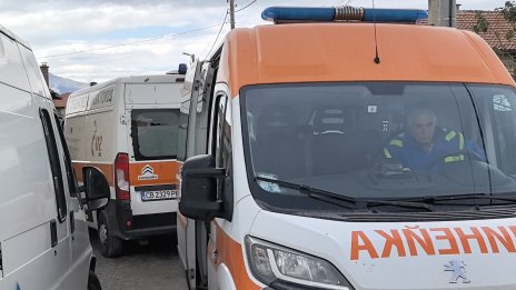 Двама младежи са тежко пострадали след челен сблъсък с мотори