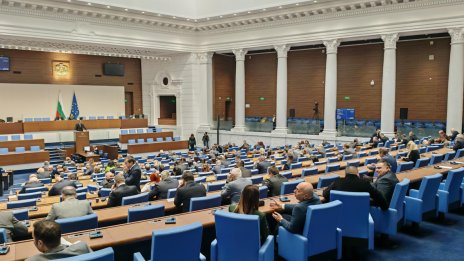 Двама министри ще отговарят на 7 въпроса на парламентарния контрол