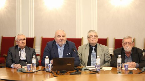 Мерки за бюджета: Закриване на незаети щатове в администрацията, пенсионерите аут