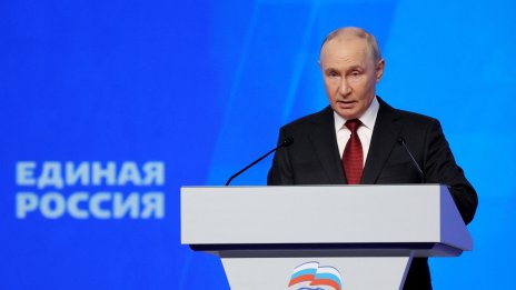Путин обеща победа в Украйна, Медведев нарече напусналите Русия "хлебарки"