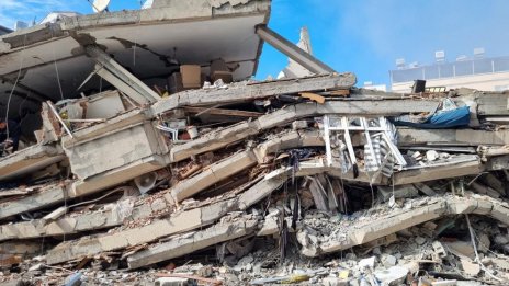 Срути се сграда в Турция, има загинали