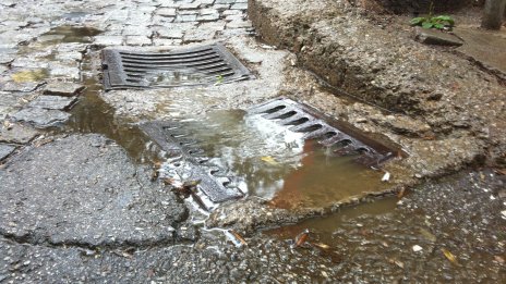 Аварийни екипи разчистват от наноси пътните артерии в Петрич