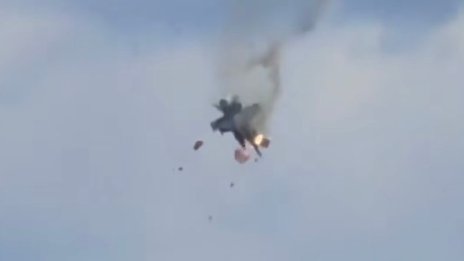 Военни самолети се сблъскаха във въздуха по време на авиошоу ВИДЕО