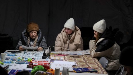 Киев през зимата: в една жилищна сграда студът не пречупва хората