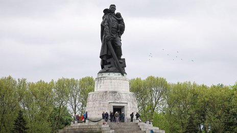 Паметниците на Червената армия извън Русия падат, в Берлин започна дебат