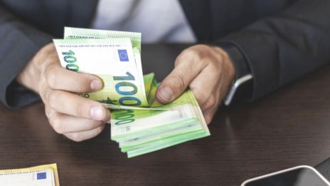 Платиха с фалшива банкнота от 100 евро на доставчик на пица 