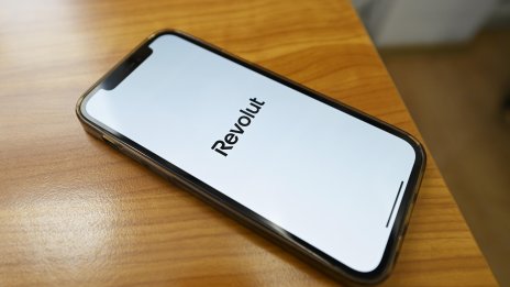 Данни на клиенти на Revolut попаднаха при хакери